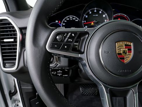 Certified 2023 Porsche Cayenne Platinum Edition image 10