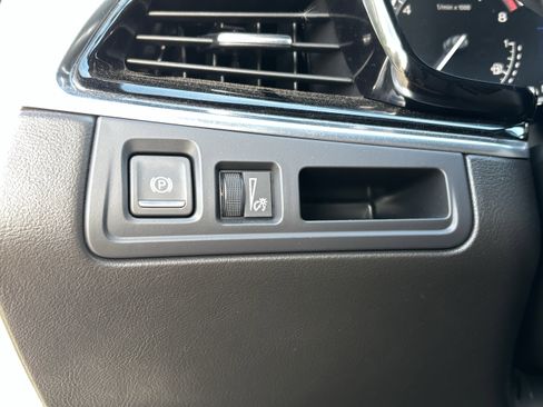 Used 2025 Cadillac XT6 Premium Luxury FWD image 29