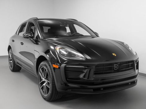 Used 2025 Porsche Macan image 10