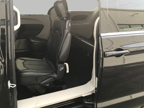 Used 2024 Chrysler Pacifica Touring-L image 22