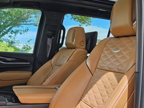 Used 2024 Cadillac Escalade Premium Luxury w/ Performance Package AWD/4WD image 25