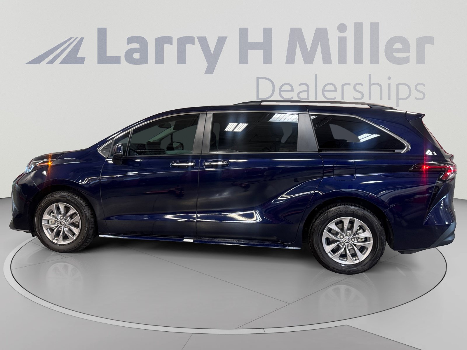 Certified 2026 Toyota Sienna XLE FWD image 2