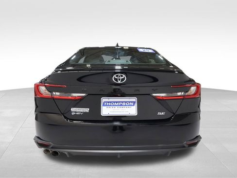 Used 2025 Toyota Camry SE image 3