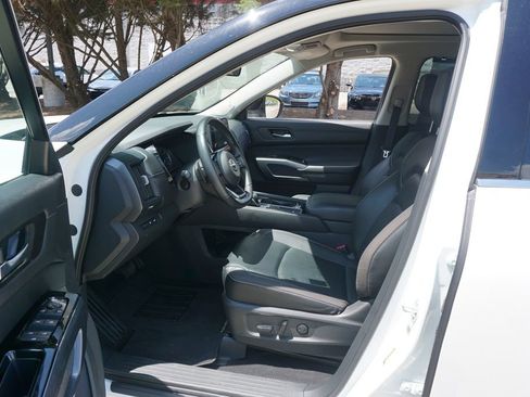 Used 2023 Nissan Pathfinder SL w/ SL Premium Package FWD image 2
