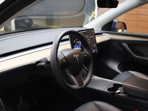 Used 2023 Tesla Model Y Long Range AWD image 32