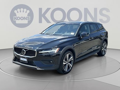 Used 2025 Volvo V60 B5 Cross Country Plus AWD/4WD image 1