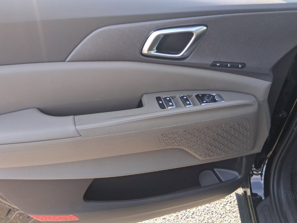 Used 2026 Kia Carnival EX FWD image 9
