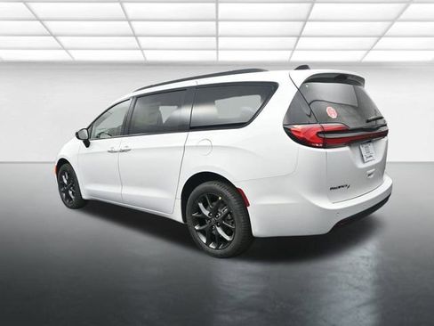 New 2026 Chrysler Pacifica Select w/ S Appearance Package image 6