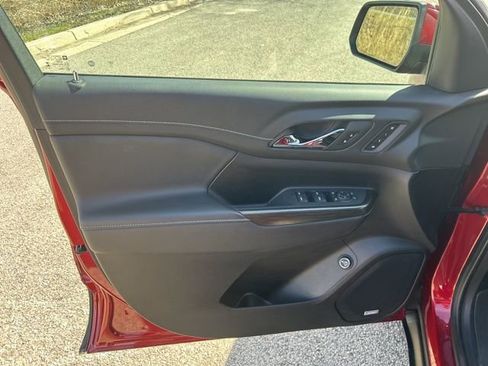 Used 2023 GMC Acadia SLT w/ Preferred Package image 7