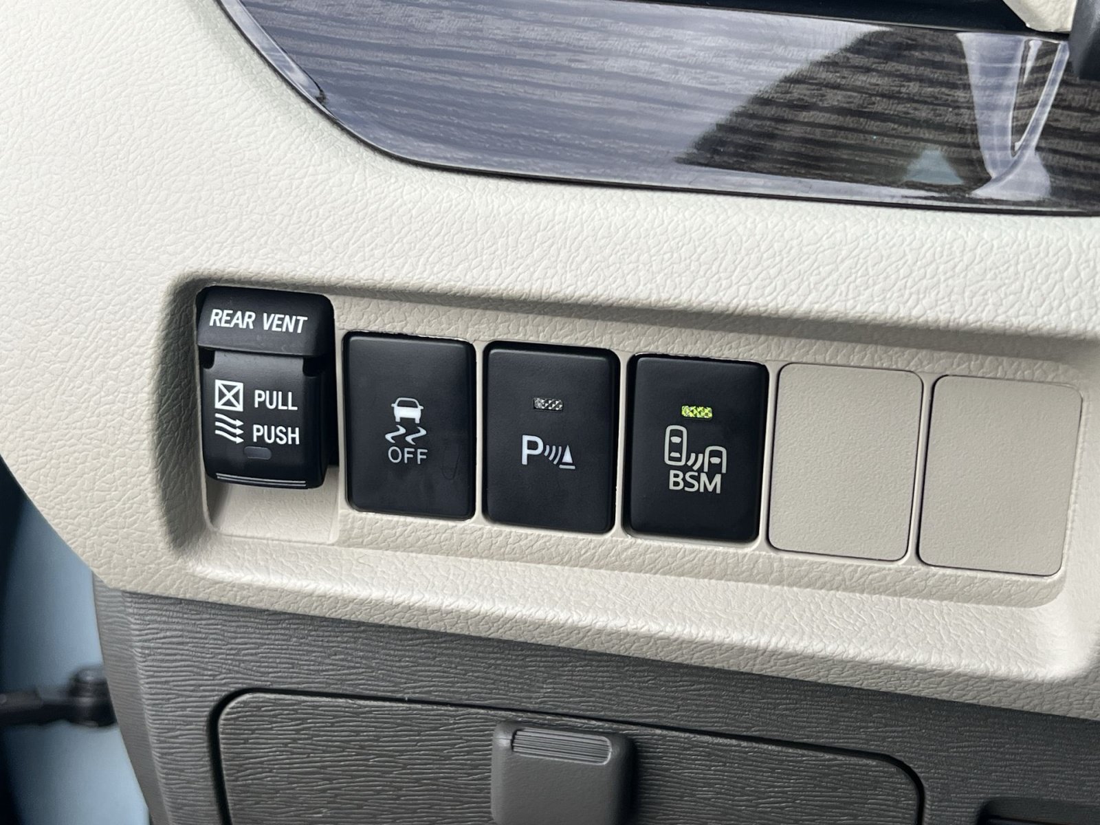Used 2017 Toyota Sienna XLE w/ XLE Navigation Package FWD image 37