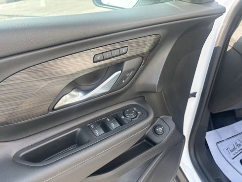 Used 2022 GMC Terrain SLT image 12