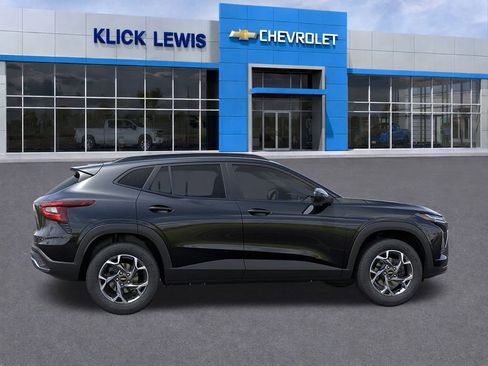 New 2026 Chevrolet Trax LT w/ LPO, Blackout Package image 5