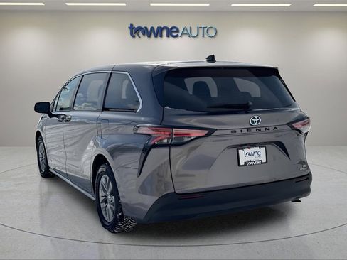 Used 2021 Toyota Sienna LE image 3