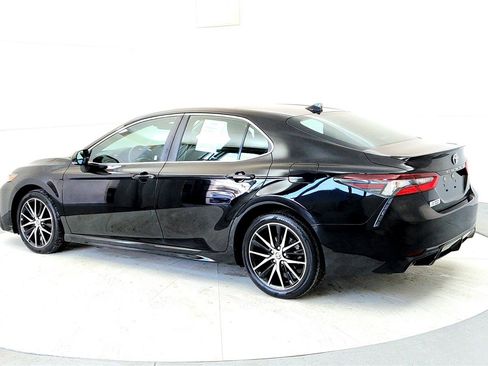 Used 2023 Toyota Camry SE image 4