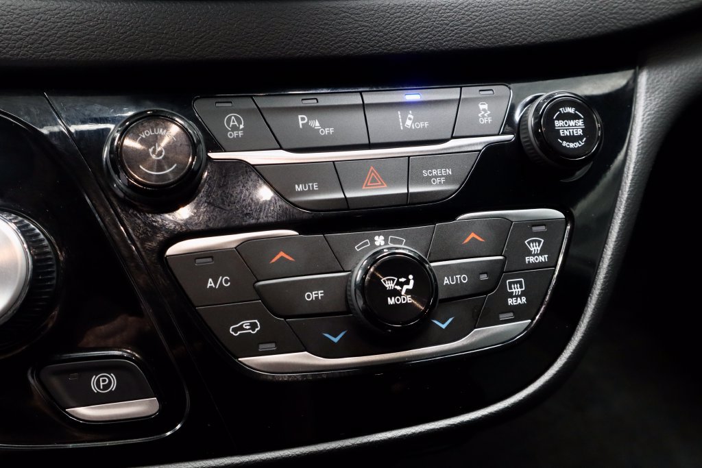 Used 2026 Chrysler Pacifica Select FWD image 34
