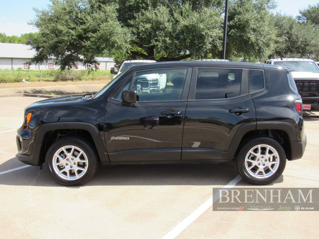 Used 2023 Jeep Renegade Latitude AWD/4WD image 2