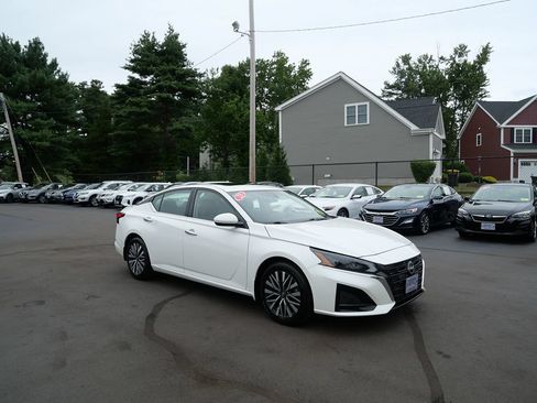 Used 2023 Nissan Altima 2.5 SV w/ SV Premium Package FWD image 2