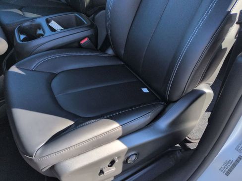New 2026 Chrysler Pacifica Select image 8