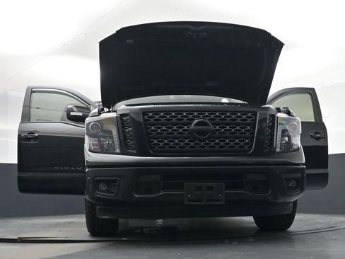Used 2018 Nissan Titan SV w/ SV Convenience Package image 30