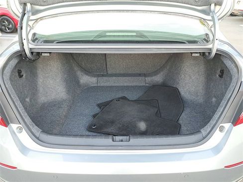 Used 2018 Honda Accord Touring image 9