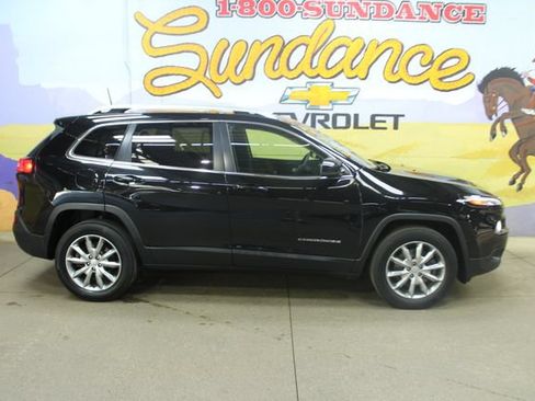 Used 2017 Jeep Cherokee Limited w/ Luxury Group AWD/4WD image 1