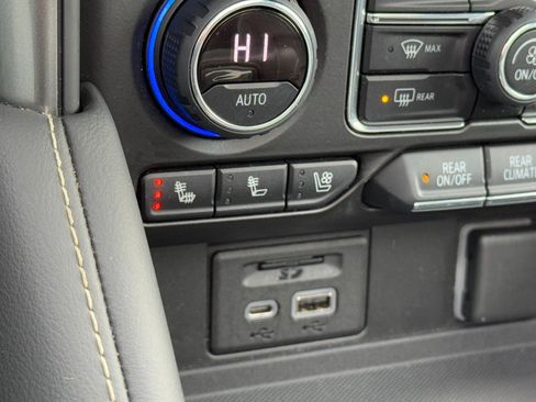 Used 2021 Chevrolet Suburban Premier w/ Premium Package image 22