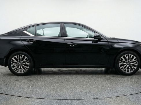 Used 2025 Nissan Altima 2.5 SV image 11