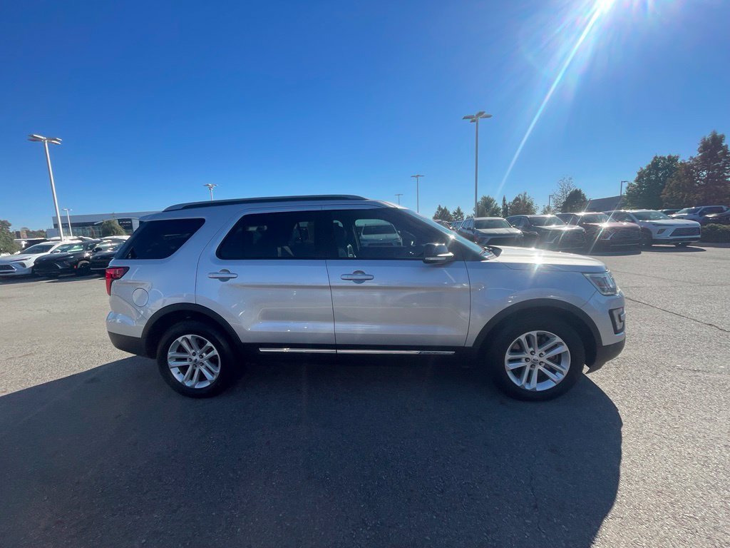 Used 2017 Ford Explorer XLT w/ Equipment Group 202A FWD image 5