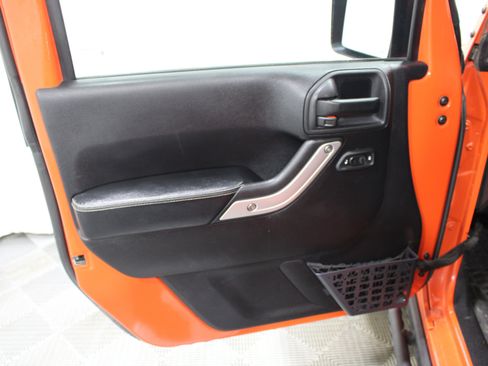 Used 2015 Jeep Wrangler Rubicon AWD/4WD image 6