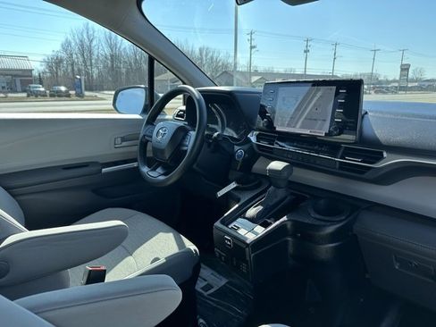 Used 2024 Toyota Sienna LE image 9