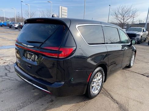 Used 2023 Chrysler Pacifica Touring-L image 3