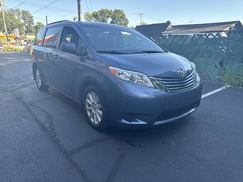 Used 2017 Toyota Sienna LE AWD/4WD image 2