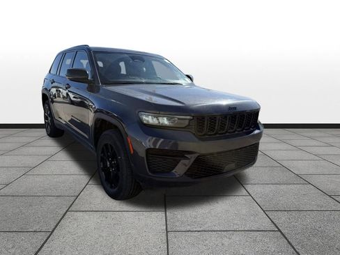Used 2024 Jeep Grand Cherokee Altitude image 3