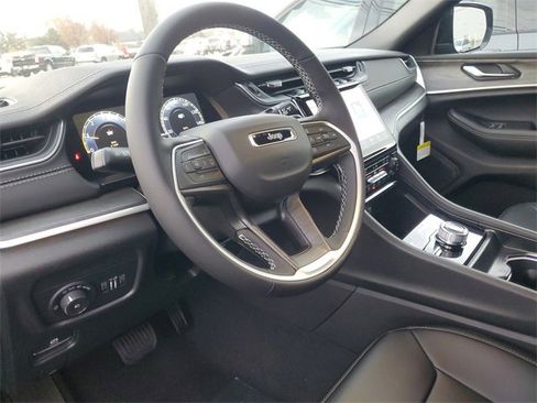 New 2025 Jeep Grand Cherokee Limited image 11