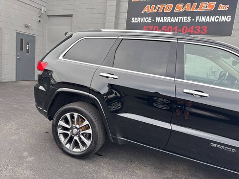 Used 2018 Jeep Grand Cherokee Overland AWD/4WD image 9