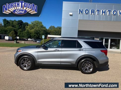 Used 2024 Ford Explorer XLT w/ Equipment Group 202A AWD/4WD image 1