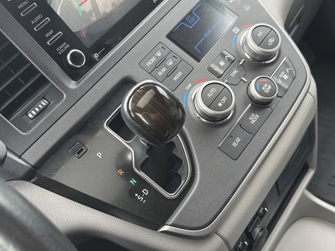 Used 2020 Toyota Sienna XLE w/ XLE Navigation Package FWD image 26