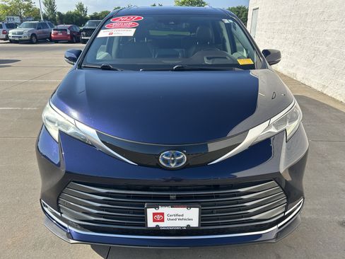 Used 2021 Toyota Sienna Platinum AWD/4WD image 2