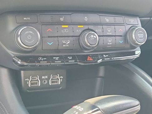Used 2024 Dodge Durango SXT AWD/4WD image 30