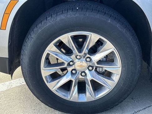 Used 2025 Chevrolet Suburban Premier image 32