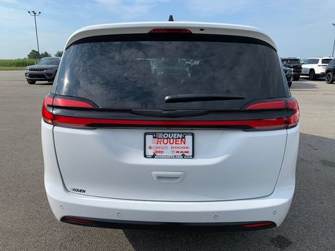 Used 2025 Chrysler Pacifica Limited FWD image 6