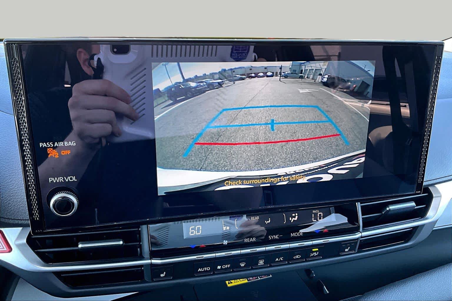 Used 2025 Toyota Sienna XLE FWD image 27