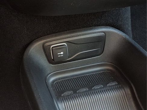Used 2024 Chrysler Pacifica Limited FWD image 11