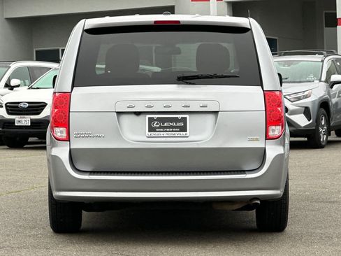 Used 2019 Dodge Grand Caravan SE w/ UConnect Hands-Free Group image 8