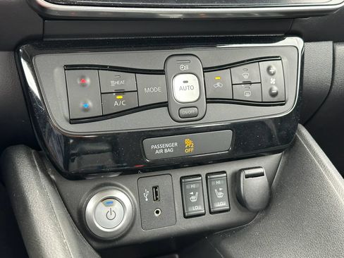 Used 2018 Nissan Leaf SV w/ SV Technology Package FWD image 28