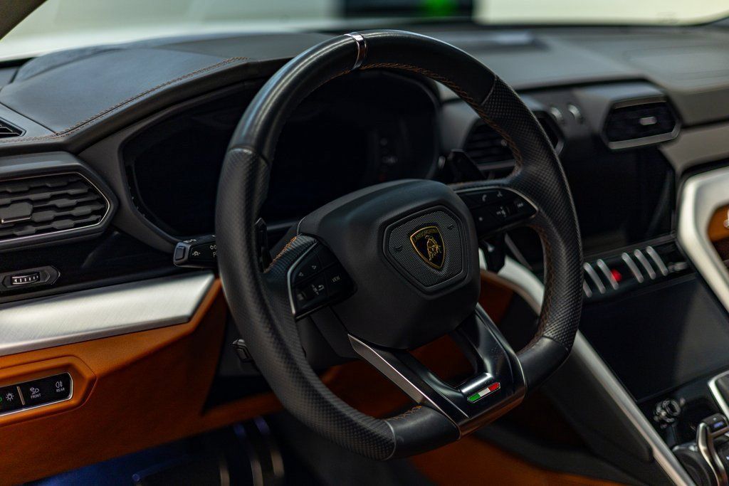 Used 2021 Lamborghini Urus AWD/4WD image 16