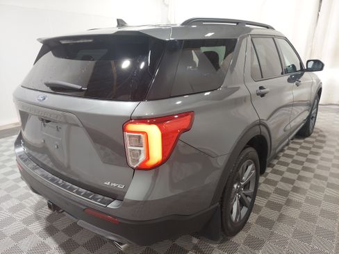Used 2022 Ford Explorer XLT w/ XLT Sport Appearance Package AWD/4WD image 3