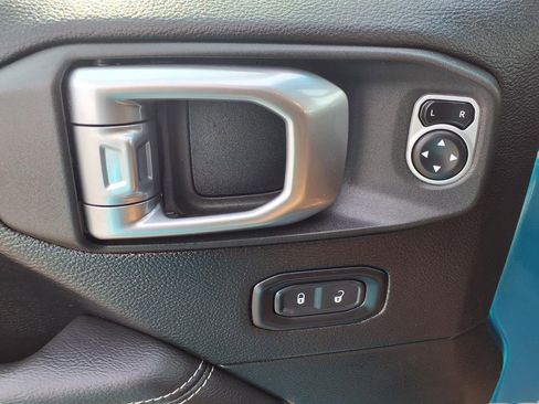 Used 2019 Jeep Wrangler Unlimited Sahara image 21