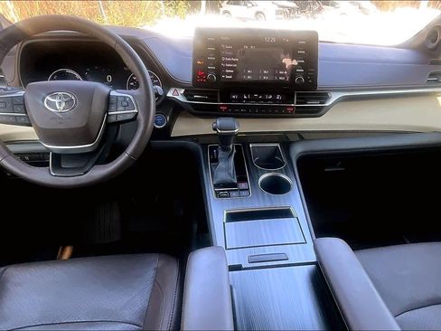 Certified 2021 Toyota Sienna Platinum image 32