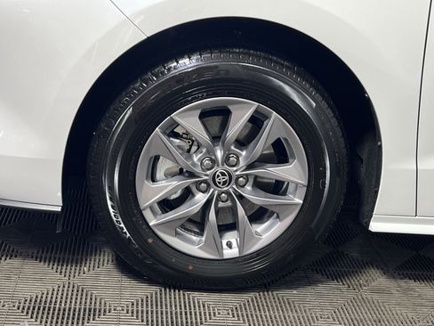 Used 2025 Toyota Sienna XLE image 12